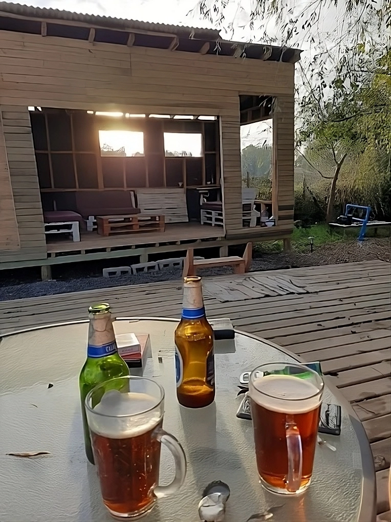 Acogedora Mini Cabaña de madera con hot tub privado humeante al lado, rodeada de bosque.